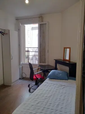 Un ou plusieurs lits dans un hébergement de l'établissement Charmant studio en centre ville