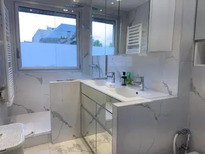 Salle de bains dans l'établissement PenBed -1BR - Proche Champs Elysées