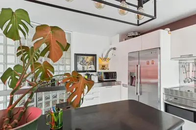 Cuisine ou kitchenette dans l'établissement Appartement proche de la Tour Eiffel