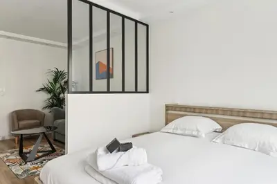 Un ou plusieurs lits dans un hébergement de l'établissement Appartement élégant et design