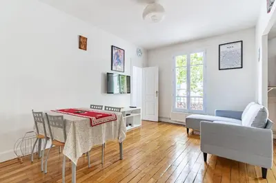 Télévision ou salle de divertissement dans l'établissement Stunning Parkview Apartment close to Paris