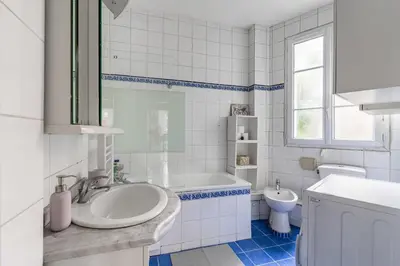 Salle de bains dans l'établissement Stunning Parkview Apartment close to Paris