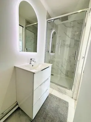Salle de bains dans l'établissement République rue des bluets Paris