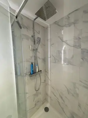 Salle de bains dans l'établissement République rue des bluets Paris