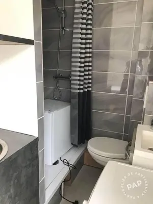 Salle de bains dans l'établissement Pret à usage & Commodat 10 Finlay 3rd floor - 30 nuitées minimum - Salarié mobilité ou étudiant stagiaire