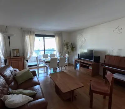 Télévision ou salle de divertissement dans l'établissement Superbe appartement Paris Courbevoie La Défense