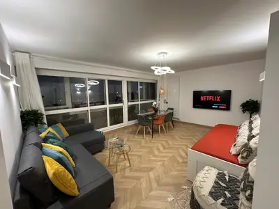 Télévision ou salle de divertissement dans l'établissement PARIS PANTIN Magnifique Appartement 4 pièces de 108m2 avec 2 PARKING intérieur - très cosy pour 1 à 12 personnes - Entièrement refait à neuf ENTIRE APARTMENT LUXURIOUS AND WARM - PANTIN PARIS 19 ème FREE WIFI GRATUIT