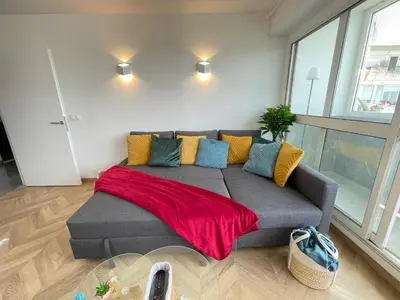 Coin salon dans l'établissement PARIS PANTIN Magnifique Appartement 4 pièces de 108m2 avec 2 PARKING intérieur - très cosy pour 1 à 12 personnes - Entièrement refait à neuf ENTIRE APARTMENT LUXURIOUS AND WARM - PANTIN PARIS 19 ème FREE WIFI GRATUIT