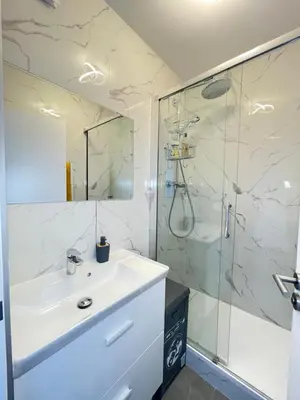Salle de bains dans l'établissement PARIS PANTIN Magnifique Appartement 4 pièces de 108m2 avec 2 PARKING intérieur - très cosy pour 1 à 12 personnes - Entièrement refait à neuf ENTIRE APARTMENT LUXURIOUS AND WARM - PANTIN PARIS 19 ème FREE WIFI GRATUIT