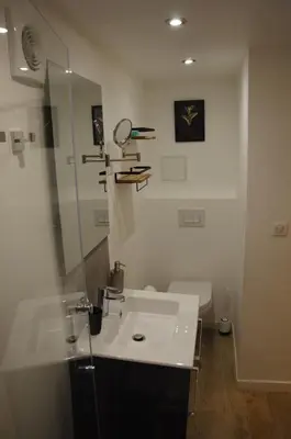 Salle de bains dans l'établissement Oriana & Philippe au pied du métro 4