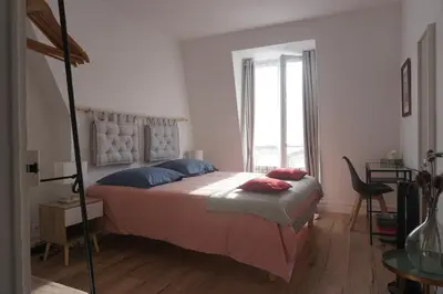 Un ou plusieurs lits dans un hébergement de l'établissement Guest room paris - R&M