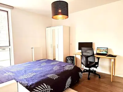 Télévision ou salle de divertissement dans l'établissement Chic appartement en plein Paris