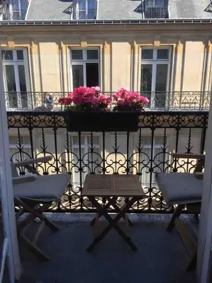 Balcon ou terrasse dans l'établissement Côté Arc de Triomphe