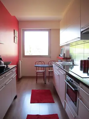 Cuisine ou kitchenette dans l'établissement Chic Paris Apartment with Local Vibe and Metro Access