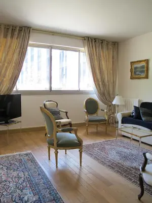 Télévision ou salle de divertissement dans l'établissement Chic Paris Apartment with Local Vibe and Metro Access