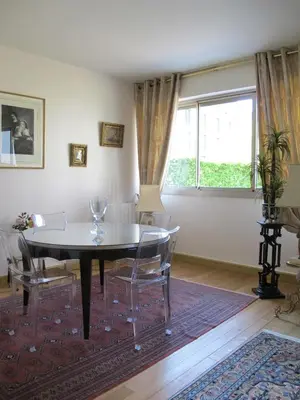 Coin salon dans l'établissement Chic Paris Apartment with Local Vibe and Metro Access