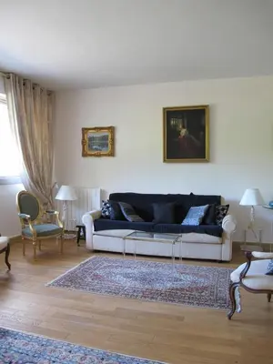 Coin salon dans l'établissement Chic Paris Apartment with Local Vibe and Metro Access