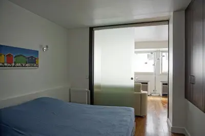Un ou plusieurs lits dans un hébergement de l'établissement Paris Apartment Ideal for Exploring Paris