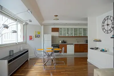 Cuisine ou kitchenette dans l'établissement Paris Apartment Ideal for Exploring Paris