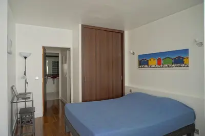 Un ou plusieurs lits dans un hébergement de l'établissement Paris Apartment Ideal for Exploring Paris