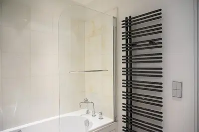Salle de bains dans l'établissement Paris Apartment Ideal for Exploring Paris