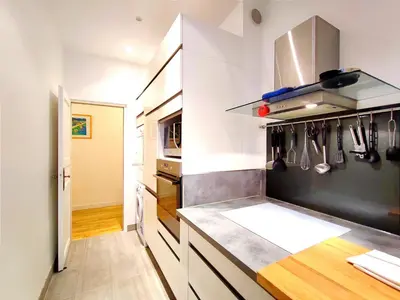 Cuisine ou kitchenette dans l'établissement Paris 15 Urban Apartment with Local Life and Easy Metro Access