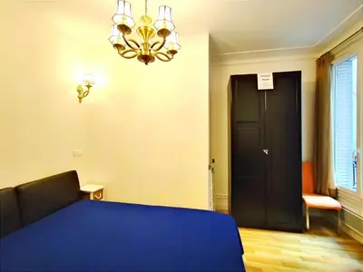 Un ou plusieurs lits dans un hébergement de l'établissement Paris 15 Urban Apartment with Local Life and Easy Metro Access