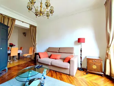 Coin salon dans l'établissement Paris 15 Urban Apartment with Local Life and Easy Metro Access