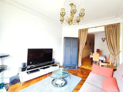 Télévision ou salle de divertissement dans l'établissement Paris 15 Urban Apartment with Local Life and Easy Metro Access