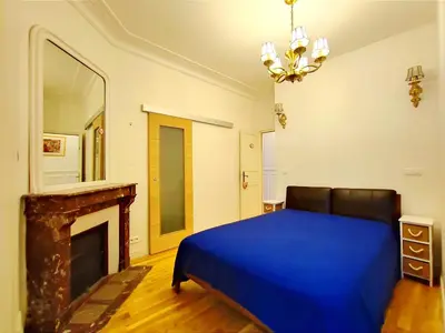 Un ou plusieurs lits dans un hébergement de l'établissement Paris 15 Urban Apartment with Local Life and Easy Metro Access