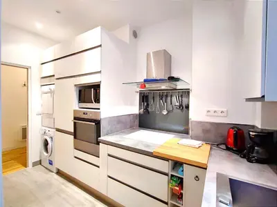 Cuisine ou kitchenette dans l'établissement Paris 15 Urban Apartment with Local Life and Easy Metro Access