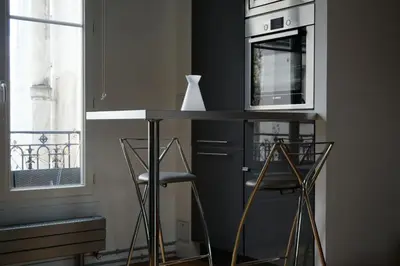 Cuisine ou kitchenette dans l'établissement Paris 17 Apartment on Grande Armee Ideal Base for City Explorers