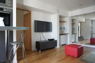 Télévision ou salle de divertissement dans l'établissement Paris 17 Apartment on Grande Armee Ideal Base for City Explorers