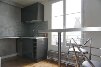 Cuisine ou kitchenette dans l'établissement Paris 17 Apartment on Grande Armee Ideal Base for City Explorers