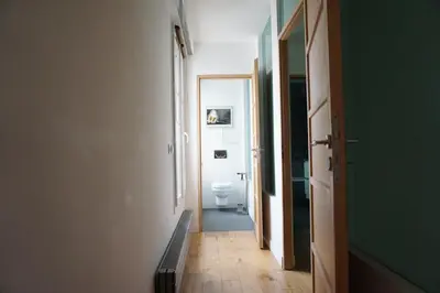 Télévision ou salle de divertissement dans l'établissement Paris 17 Apartment on Grande Armee Ideal Base for City Explorers
