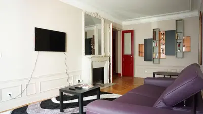 Télévision ou salle de divertissement dans l'établissement Paris 17 Apartment in Lively Village Style Poncelet District