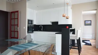 Cuisine ou kitchenette dans l'établissement Paris 17 Apartment in Lively Village Style Poncelet District