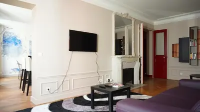 Télévision ou salle de divertissement dans l'établissement Paris 17 Apartment in Lively Village Style Poncelet District