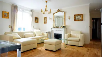 Coin salon dans l'établissement Paris Apartment with Parisian Ambience in Elegant 16th Arrondissement