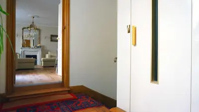 Un ou plusieurs lits dans un hébergement de l'établissement Paris Apartment with Parisian Ambience in Elegant 16th Arrondissement
