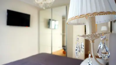 Télévision ou salle de divertissement dans l'établissement Paris Apartment with Parisian Ambience in Elegant 16th Arrondissement