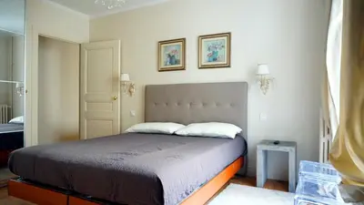 Un ou plusieurs lits dans un hébergement de l'établissement Paris Apartment with Parisian Ambience in Elegant 16th Arrondissement
