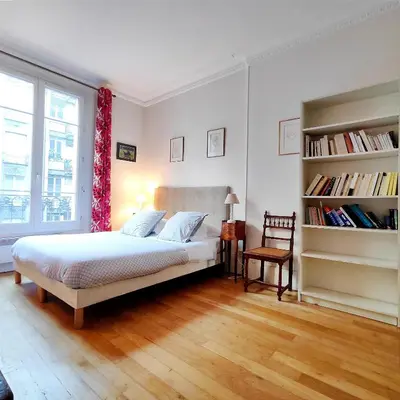 Un ou plusieurs lits dans un hébergement de l'établissement Peaceful 15th Paris Apartment with Metro Access
