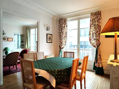 Coin salon dans l'établissement Peaceful 15th Paris Apartment with Metro Access