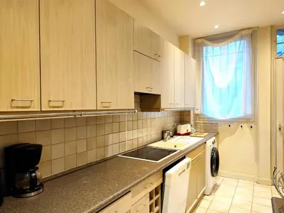 Cuisine ou kitchenette dans l'établissement Peaceful 15th Paris Apartment with Metro Access