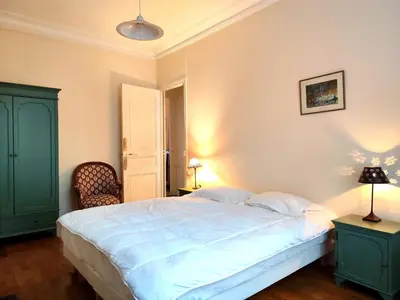 Un ou plusieurs lits dans un hébergement de l'établissement Peaceful 15th Paris Apartment with Metro Access