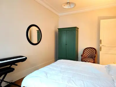Un ou plusieurs lits dans un hébergement de l'établissement Peaceful 15th Paris Apartment with Metro Access