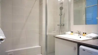 Salle de bains dans l'établissement Peaceful 15th Paris Apartment with Metro Access