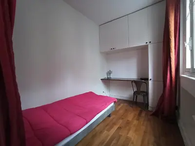 Un ou plusieurs lits dans un hébergement de l'établissement Paris 6th Cultural Apartment in Saint Germain des Pres