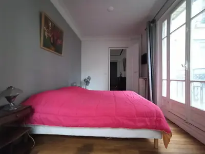 Un ou plusieurs lits dans un hébergement de l'établissement Paris 6th Cultural Apartment in Saint Germain des Pres